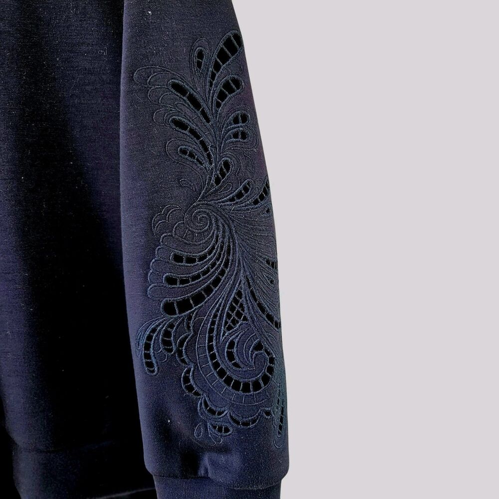 Elie Tahari Woman Sweatshirt Size 2X Navy Blue Laser Cut Sleeves Floral Relaxed - Picture 7 of 9